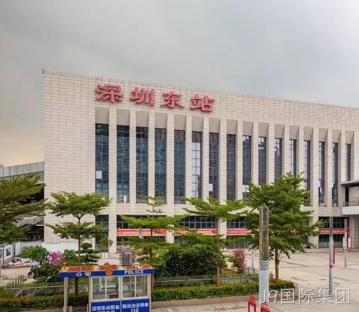深圳地铁布吉东站所有楼梯台阶小方格防滑贴